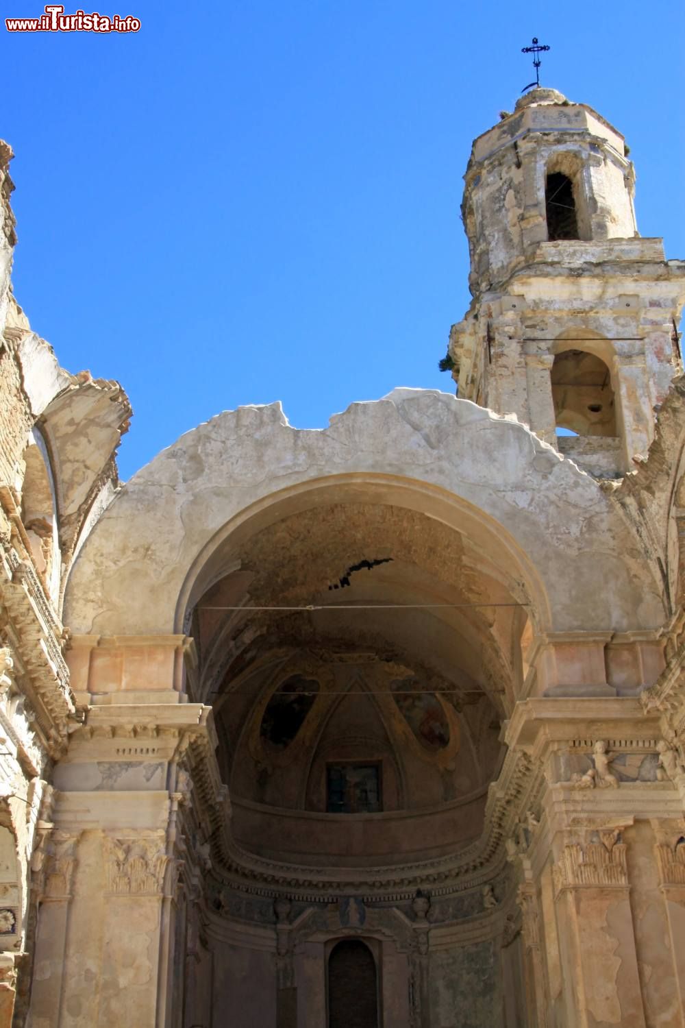 Immagine I resti della chiesa di Sant'Egidio a Bussana Vecchia, Sanremo, Liguria. Mai ristrutturata, è visitabile solo dall'esterno in quanto pericolante. Mostra ancora tracce di affreschi e decorazioni pittoriche.