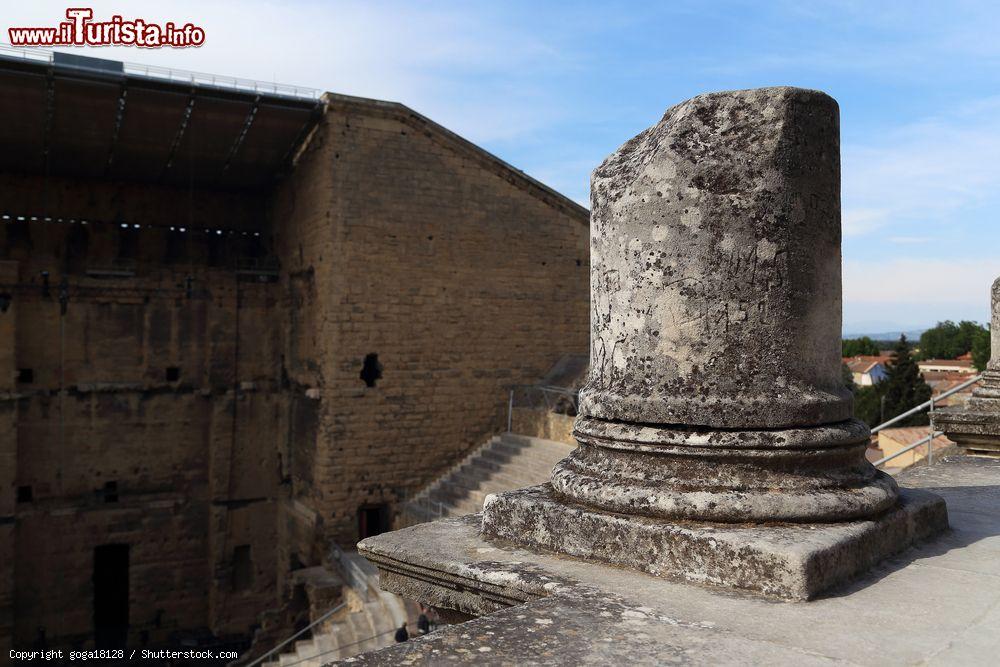 Immagine Resti di una colonna dell'antico teatro romano di Orange, Francia: dal 1862 questo sito è monumento storico nazionale - © goga18128 / Shutterstock.com