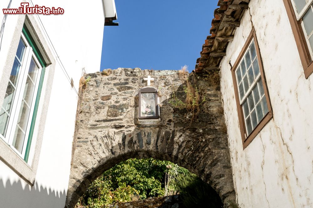 Immagine Resti di una delle tre porte del castello di Vinhais, Portogallo. All'interno della nicchia si trovano la statua di Sant'Antonio e una croce.