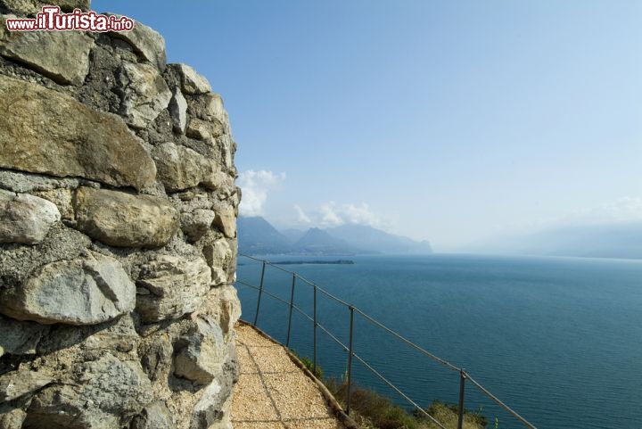 Immagine I resti della Villa Romana a Manerba del Garda. Dall'alto della cima della Rocca si gode di uno dei panorami più belli sul Lago di Garda - © Mauro Pezzotta / Shutterstock.com