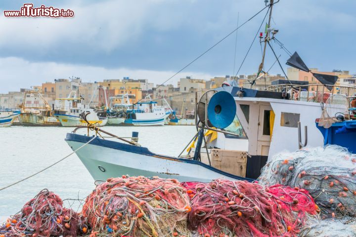 Immagine Reti da pesca e pescherecci a Trapani, Sicilia - Le abitazioni del centro storico di Trapani si affacciano sul Mediterraneo dove i pescatori attraccano le loro barche © Eddy Galeotti / Shutterstock.com