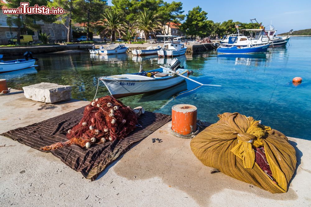 Immagine Reti da pesca e piccoli pescherecci a Loviste, penisola di Peljesac, Croazia. E' un vero e proprio paradiso per gli appassionati della pesca e ad ogni ora del giorno si può trovare pesce fresco ovunque.