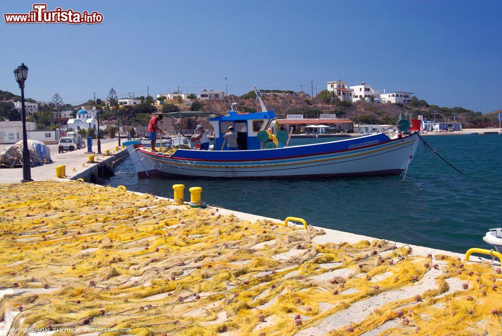 Immagine Reti da pesca stese ad asciugare al sole nel porto dell'isola di Lipsi, Grecia - © Xydas Yiannis / Shutterstock.com