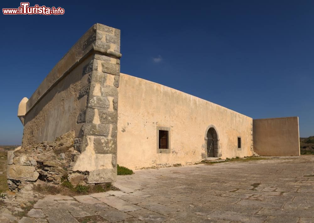 Immagine Retro e muri di Fort Paimogo nei pressi di Areia Branca, Lourinha, Portogallo. Costruito nel 1674 per volere di Antonio Luis de Menezes, del marchese di Marialva e del conte di Cantanhede, questo forte si innalza su una una posizione dominante sopra la spiaggia di Paimogo. 