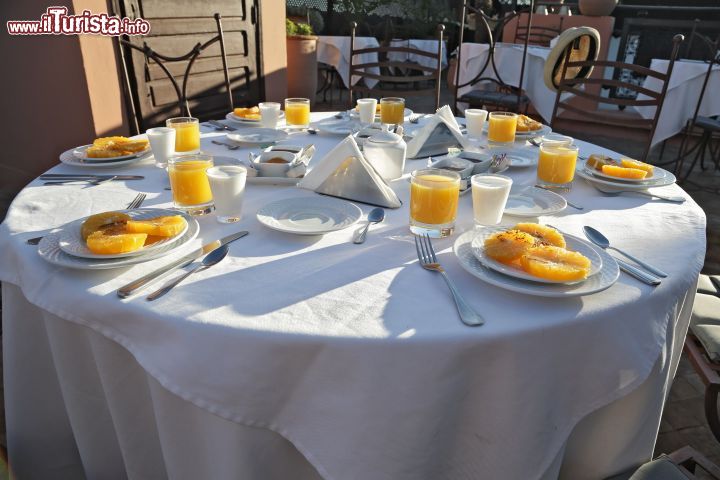 Immagine La terrazza del riad Ayadina di Marrakech, Marocco - Colazione in terrazza, assaporando frutta fresca e dolci squisiti, al riad Ayadina di Marrakech