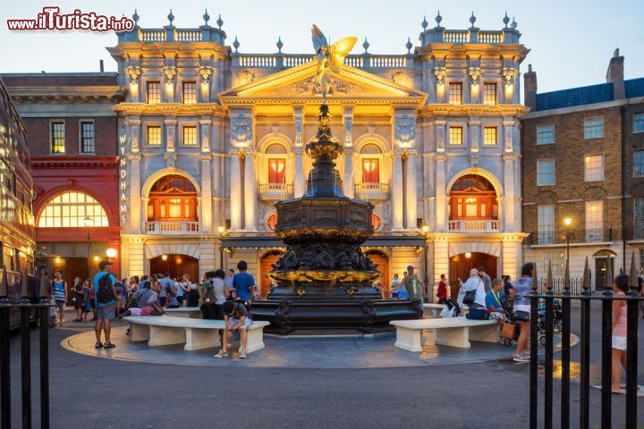 Immagine Ricostruzione di Piccadilly Circus al parco di Harry Potter a Orlando, Florida - Piccadilly Circus, celebre piazza di Londra nonchè luogo di ritrovo, è protagonista del film Harry Potter e l'ordine della fenice. Nel parco tematico dedicato al maghetto più celebre del mondo è stata ricostruita Piccadilly Circus: la statua è chiamata Shaftesbury Memorial Foundation in onore del filantropo Lord Shaftesbury anche se molti la identificano semplicemente come statua di Eros, dio greco dell'amore © Kamira / Shutterstock.com