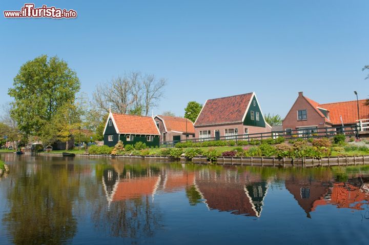 Immagine Riflessi sull'acqua delle case con i tetti tipici a De Rijp, Olanda - © Ivonne Wierink
/ Shutterstock.com