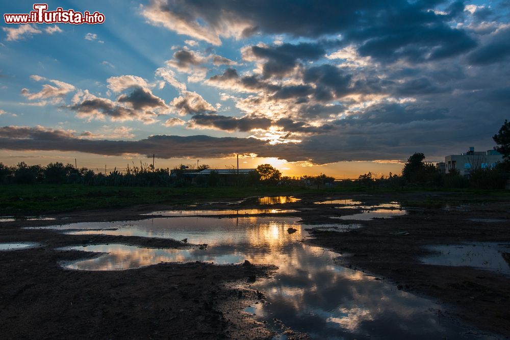 Immagine Riflessi del cielo e delle nuvole in uno stagno a Famagosta, Cipro Nord.