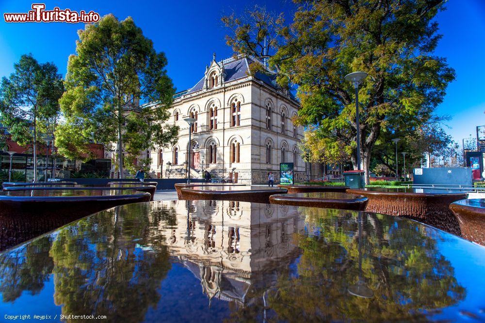 Immagine Riflessi del South Australian Museum di Adelaide, Australia, in una vasca d'acqua - © Aeypix / Shutterstock.com