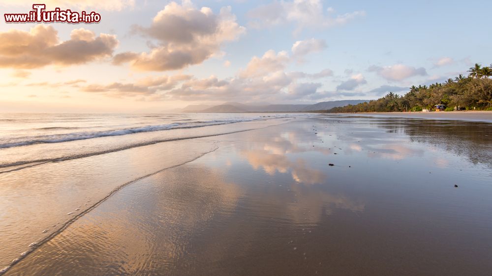 Immagine Riflessi del tramonto alla Four Mile Beach di Port Douglas, Queensland, Australia. I colori del tramonto si rispecchiano nelle acque di questo splendido mare che lambisce una natura rigogliosa.