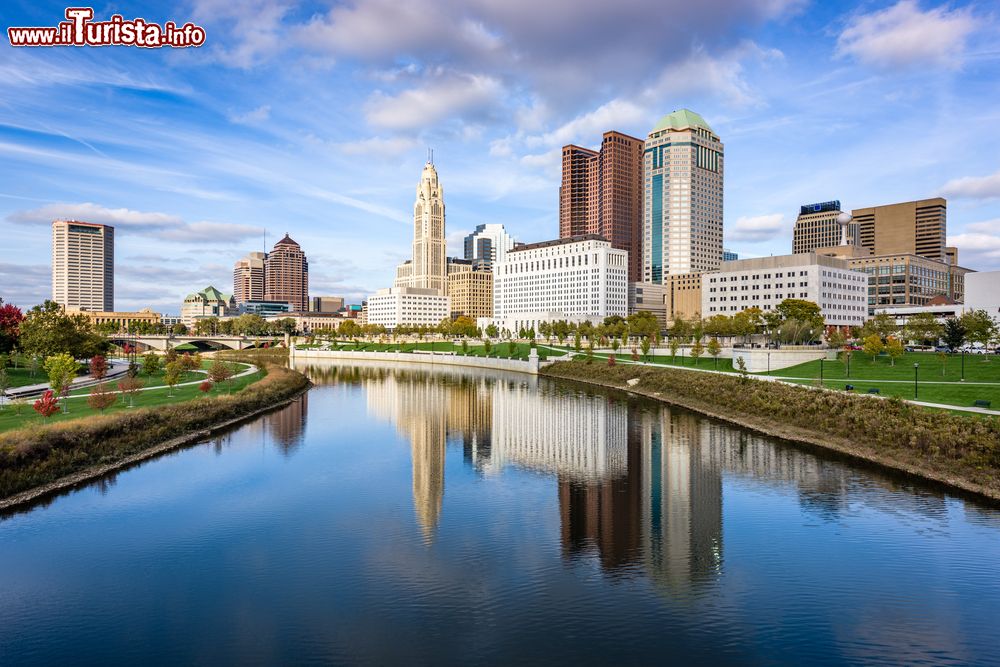 Immagine Riflessi della città di Columbus, Ohio, sul fiume Scioto (Stati Uniti d'America).