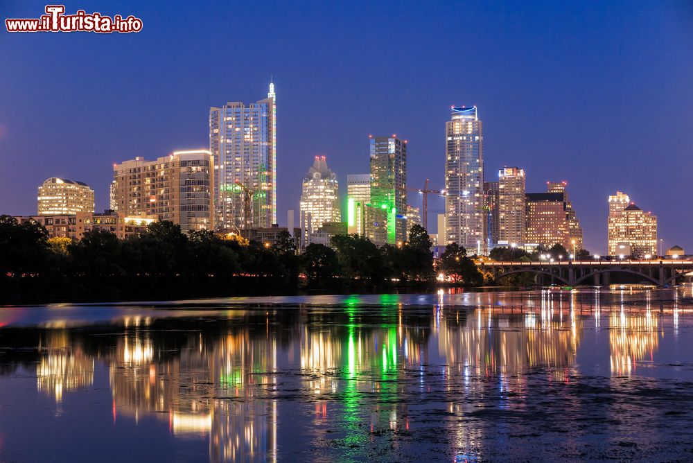 Immagine Riflessi della skyline di Austin sul fiume Colorado by night, Texas (USA).