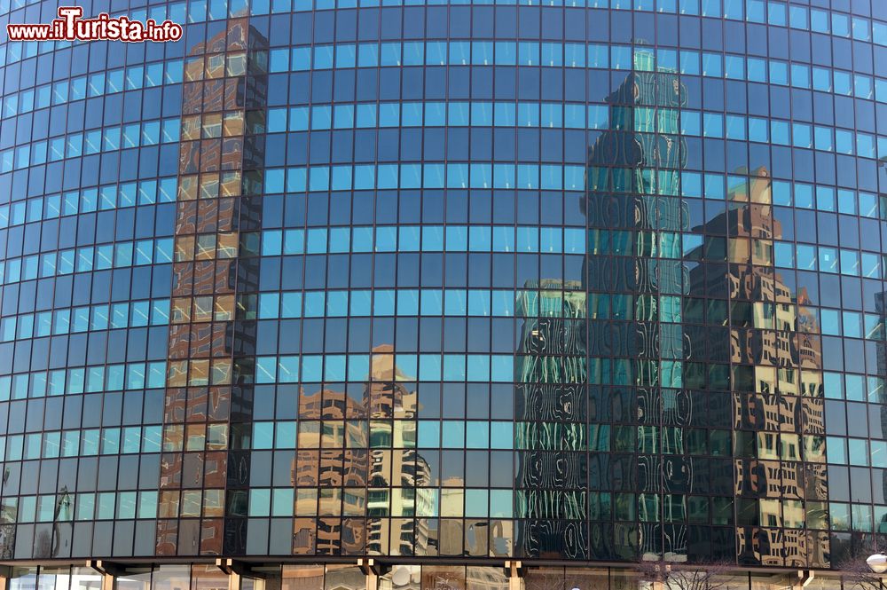 Immagine Riflessi della skyline di Hartford sulle vetrate di un edificio, Connecticut (USA).