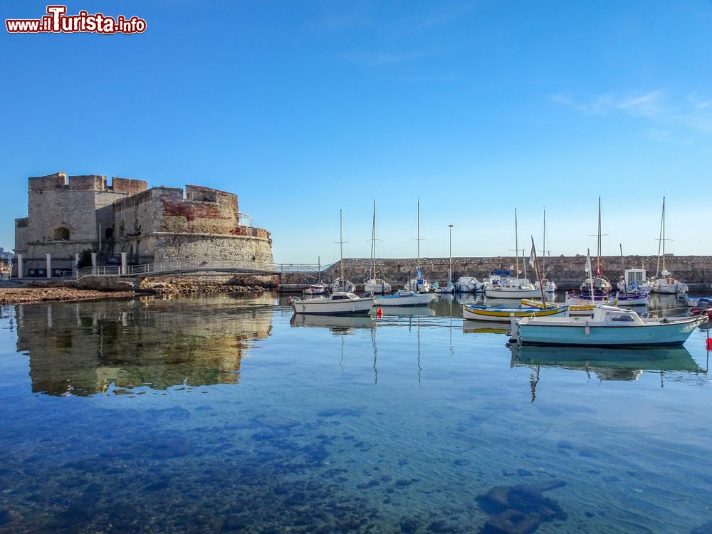 Immagine Riflessi dell'antico forte di Tolone nell'acqua del porto, Francia.