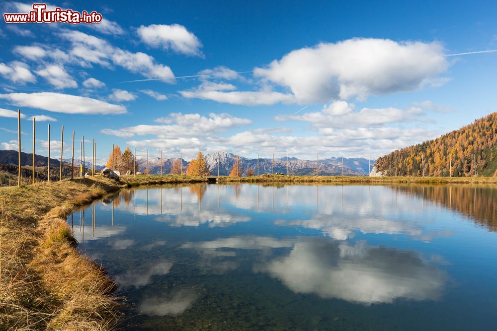 Immagine I riflessi delle nuvole in un lago delle montagne austriache a Nassfeld, Hermagor, Carinzia.