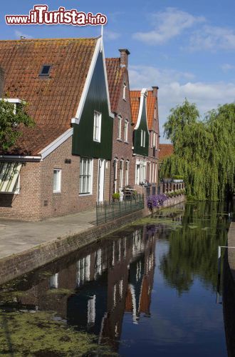 Immagine Riflessi sui canali a Volendam, Olanda - A 20 chilometri da Amsterdam, la piccola e graziosa cittadina di Volendam si affaccia sull'acqua creando riflessi e giochi di luci fra i canali © Michela Garosi / TheTraveLover.com