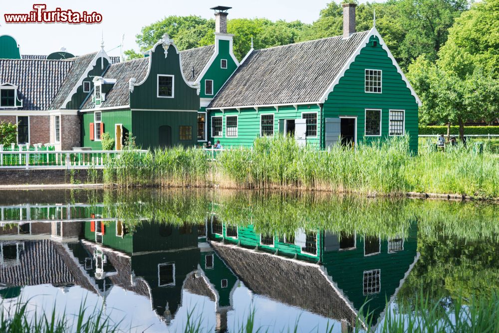 Immagine Riflessi nell'acqua di un tradizionale edificio di Arnhem, Olanda: siamo al museo nazionale open air della città.
