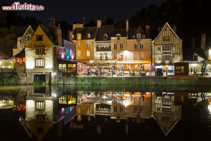 Immagine Riflessi notturni a Dinan, uno dei borghi piu belli di Francia. Il fiume Rance, oltre al suo attuala forte impatto scenografico, è stato per secoli il cuore dell'economia locale - foto © pio3 / Shutterstock.com