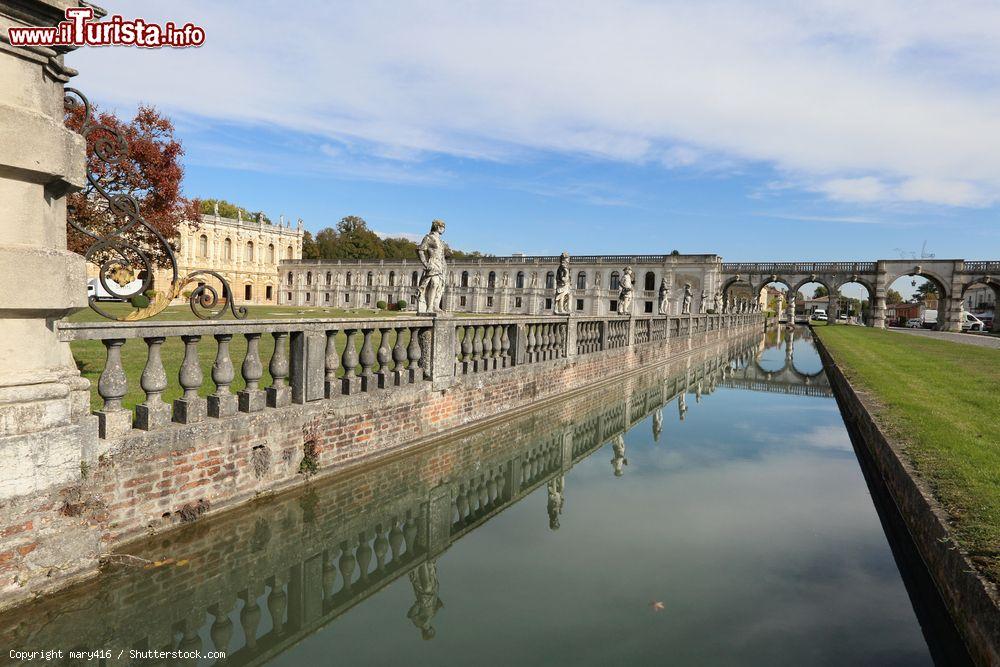 Immagine Riflessi sull'acqua a Villa Contarini di Piazzola sul Brenta  - © mary416 / Shutterstock.com