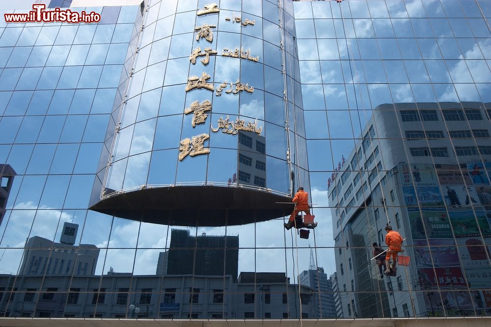 Immagine Riflessi sulla facciata a specchio di un moderno edificio di Urumqi, Cina.