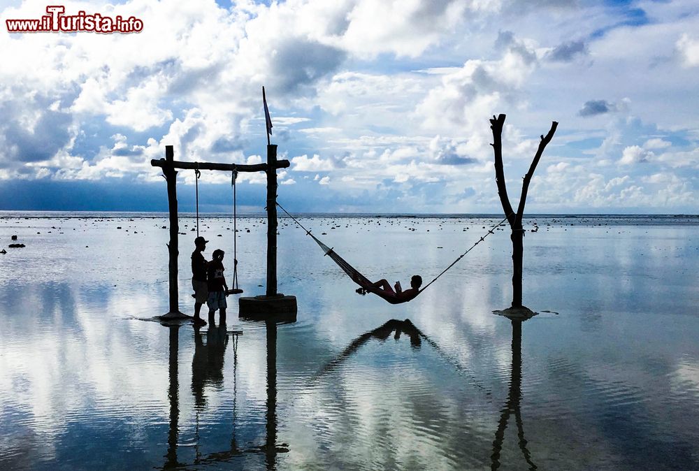 Immagine Riflessi sull'acqua a Gili Trawangan (Indonesia): in relax, al calar del sole, su un'amaca e un'altalena.