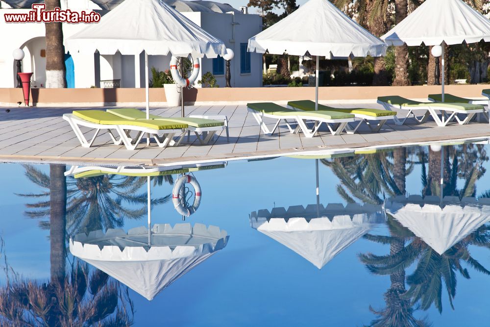 Immagine Riflessi sull'acqua di una piscina a Nabeul, Tunisia. Ombrelloni e lettini in uno dei tanti alberghi di questa località tunisina la cui economia ruota da sempre attorno al turismo.
