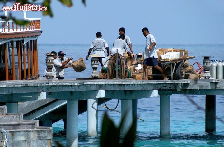 Immagine I rifornimenti per i resort dell'Atollo di Baa, come nel resto delle Maldive, avvengono con piccole imbarcazioni che attraccano nei moli delle isole - foto © Rangzen / Shutterstock.com