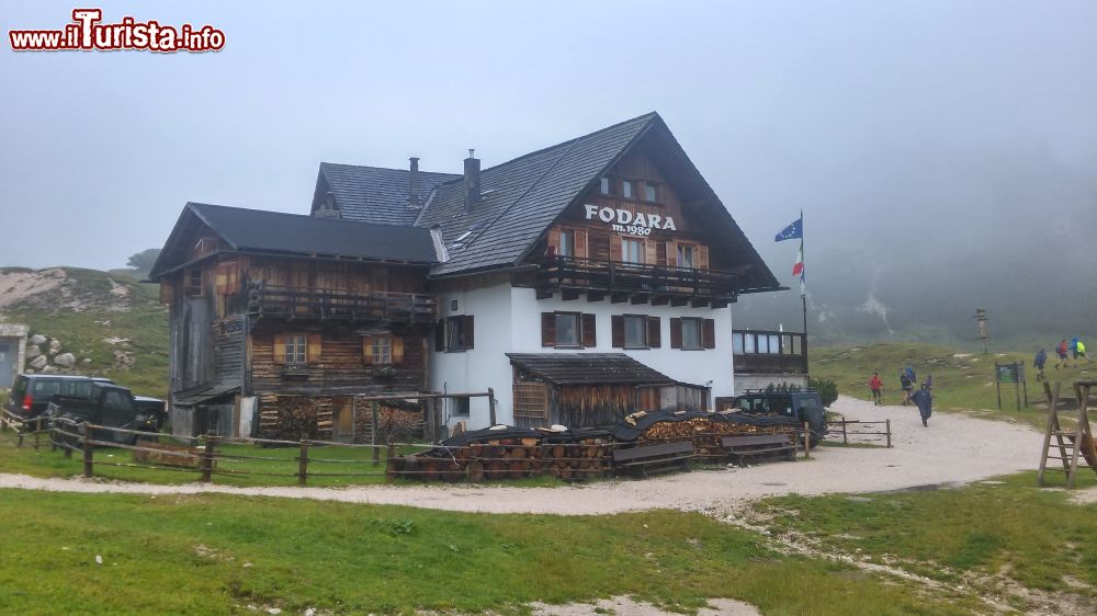 Immagine Rifugio Fodara Vedla a San Vigilio di Marebbe, Trentino Alto Adige. Situato nel cuore del Parco Naturale Fanes-Sennes-Braies, questo rifugio è circondato da splendide montagne che sembrano quasi abbracciarlo.