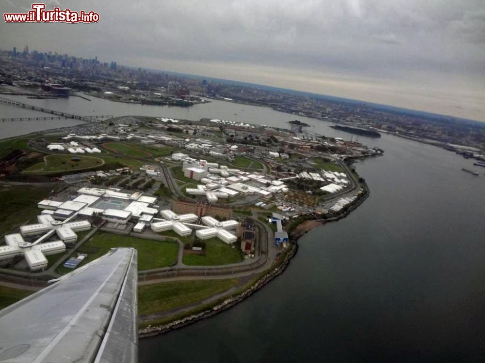 Immagine L’isola più noir di New York, è Rikers (Island), ed ospita il maggior complesso detentivo di tutta la città. Collocata tra il Queens e il Bronx, Rikers ospitava un tempo, oltre al penitenziario ancora in uso, anche un enorme ospedale psichiatrico. Sebbene l’isola non sia visitabile per ovvie ragioni, rimane comunque una delle più (funestamente) note della Grande Mela.
Curiosità: il sindaco di New York, Bill de Blasio, ha recentemente annunciato di voler chiudere per sempre il penitenziario e destinare Rikers ad altri scopi.