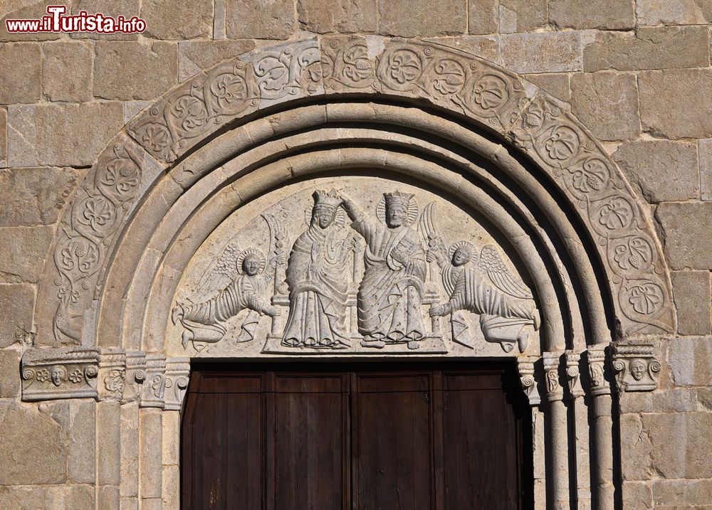Immagine Rilievi romanici sulla facciata della cattedrale di Venzone, Friuli Venezia Giulia, Italia.