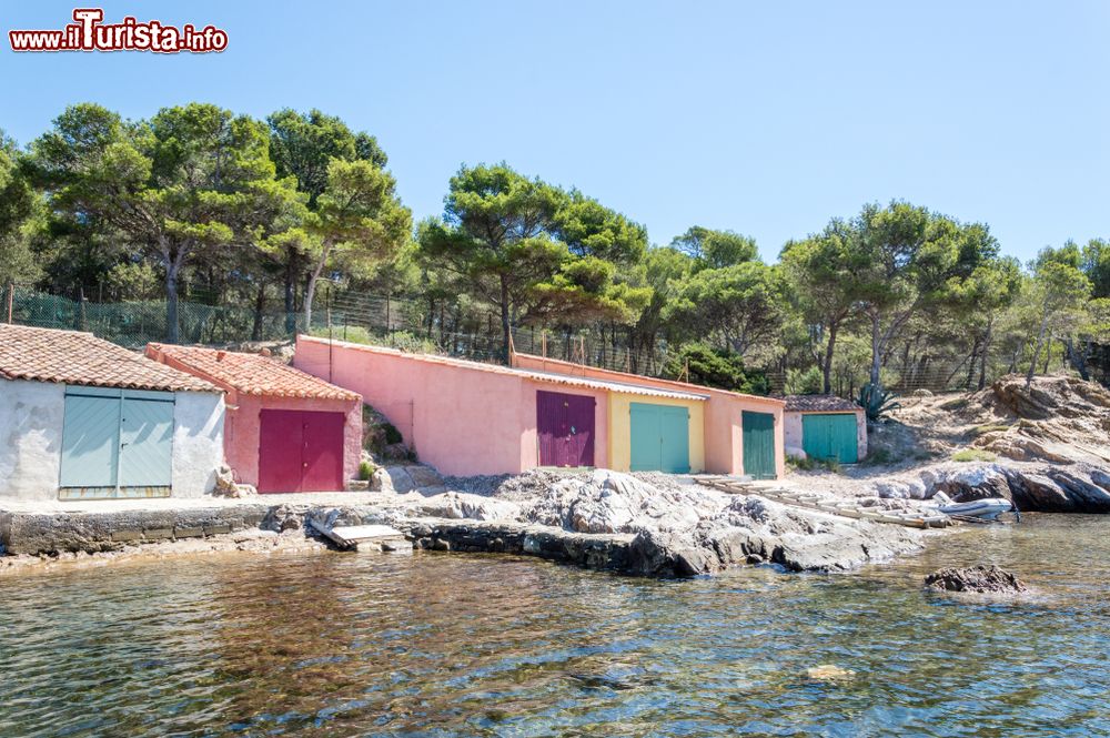 Immagine Rimesse per le barche lungo la costa di Cap Benat nei pressi di Le Lavandou e Bormes-les-Mimosas, Francia.