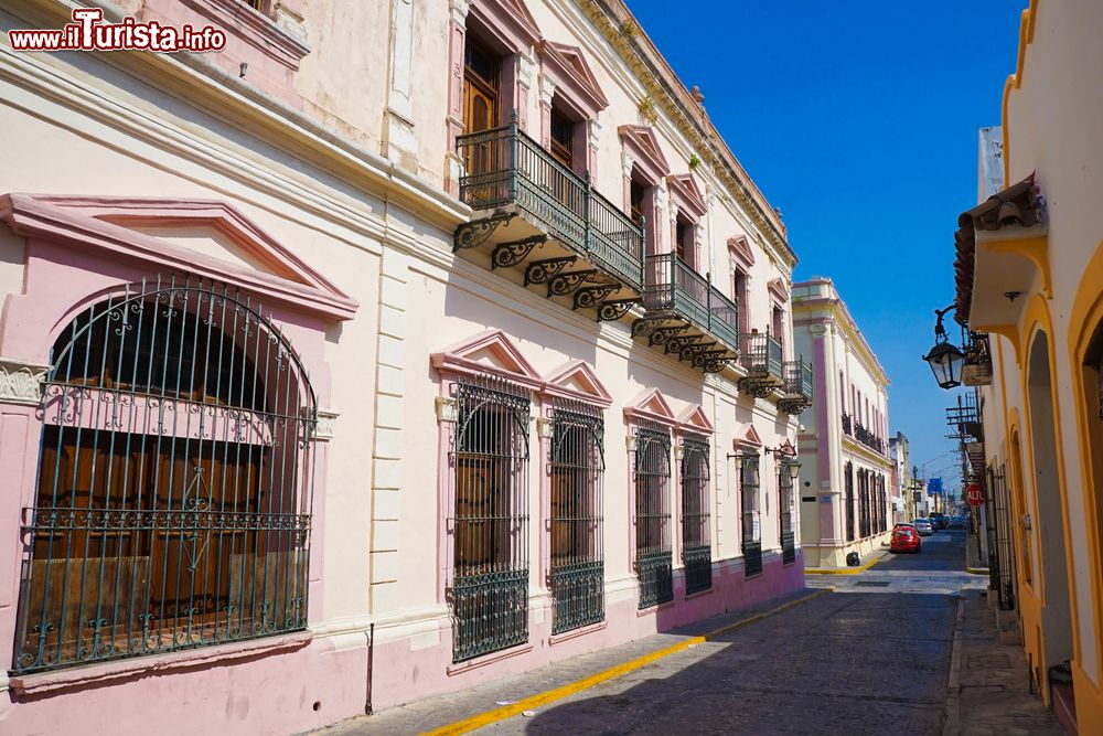 Immagine Ringhiere in ferro battuto impreziosiscono le facciate di edifici antichi a Monterrey, Messico.