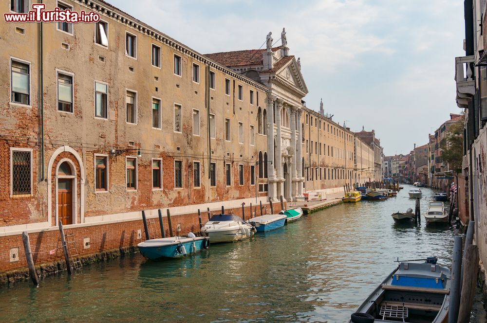 Immagine Rio dei Mendicanti  e la Chiesa di San Lazzaro, uno dei luoghi FAI di Venezia in Veneto