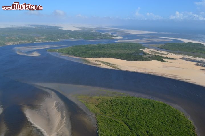 Immagine Foto aerea del Rio Preguiças, nello stato di Maranhao (Brasile), che sfocia nell'Oceano Atlantico.