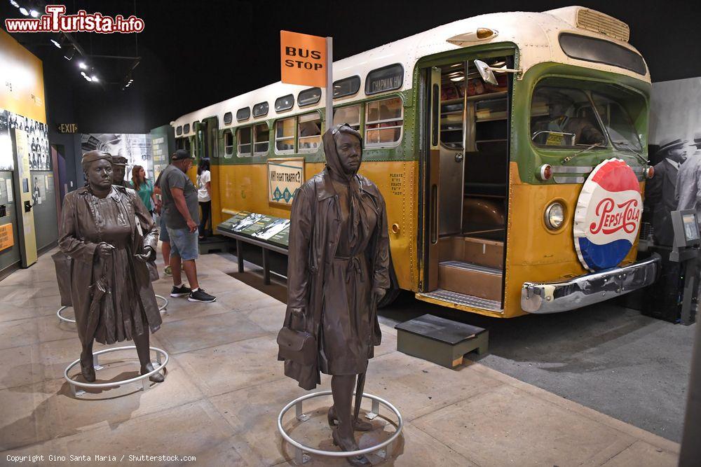 Immagine Riproduzione di un bus al Rosa Parks all'interno del National Civil Rights Museum di Memphis, Tennessee - © Gino Santa Maria / Shutterstock.com