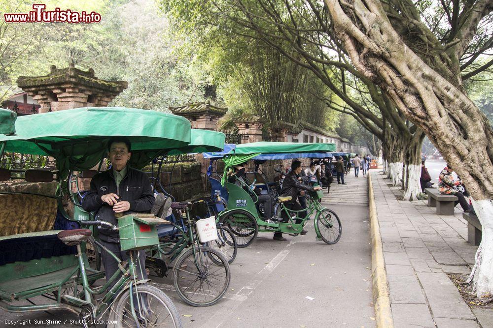 Immagine Risciò cinesi in attesa di clienti e turisti nella città di Leshan, provincia di Sichuan - © Sun_Shine / Shutterstock.com