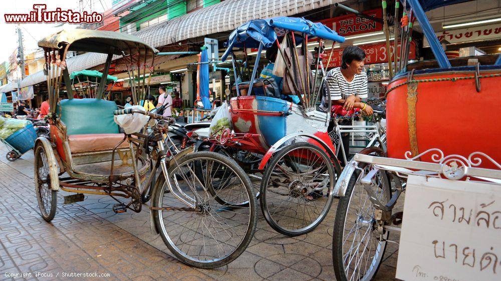 Immagine Risciò in attesa di clienti al mercato di Pakkret, regione di Nonthaburi (Thailandia) - © iFocus / Shutterstock.com