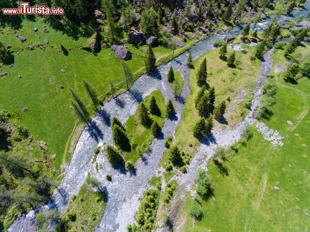 Immagine Riserva naturale della Val di Mello in Valtellina, provincia di Sondrio, Lombardia. Una suggestiva immagine dall'alto di fiume e foresta.