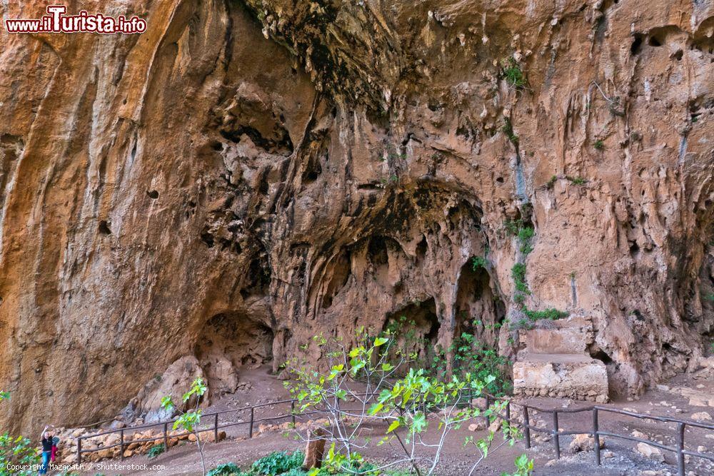 Immagine La Riserva Naturale Oasi dello Zingaro a San Vito Lo Capo, Sicilia: turisti in visita alla Grotta dell'Uzzo - © Mazerath / Shutterstock.com