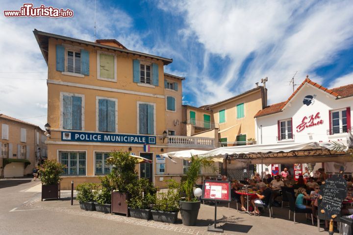 Immagine I clienti di un ristorante di L'Isle-sur-la-Sorgue seduti nella piazzetta poprio accanto alla locale stazione di polizia - foto © Ivica Drusany / Shutterstock.com