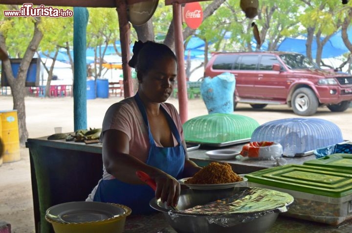 Immagine Ristorante a La Ensenada. Nei locali sulla spiaggia si cuociono sulla griglia ottime aragoste accompagnate da riso e platano fritto.
