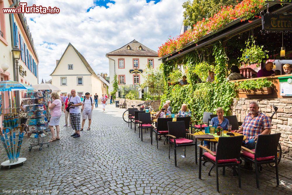 Immagine Ristorante con terrazza all'aperto e negozi di souvenir a Rudesheim am Rhein, Germania - © S-F / Shutterstock.com
