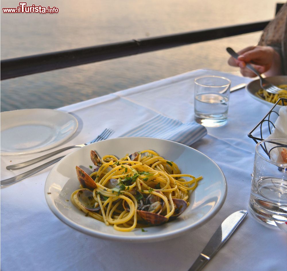 Immagine Ristorante con vista mare a Ischia: le specialità di pesce tra i piatti tipici dell'isola.