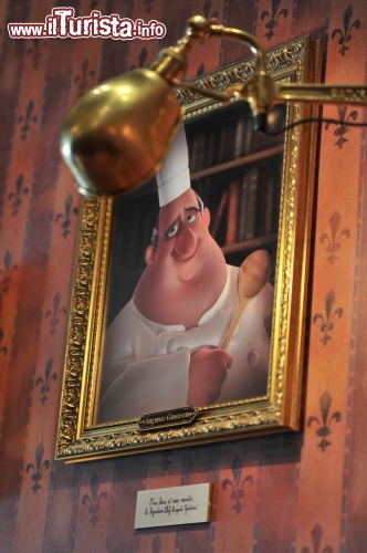 Immagine Chef Auguste Gusteau alle pareti del Bistrot Chez Remy, il più grande ristorante di Disneyland Paris
