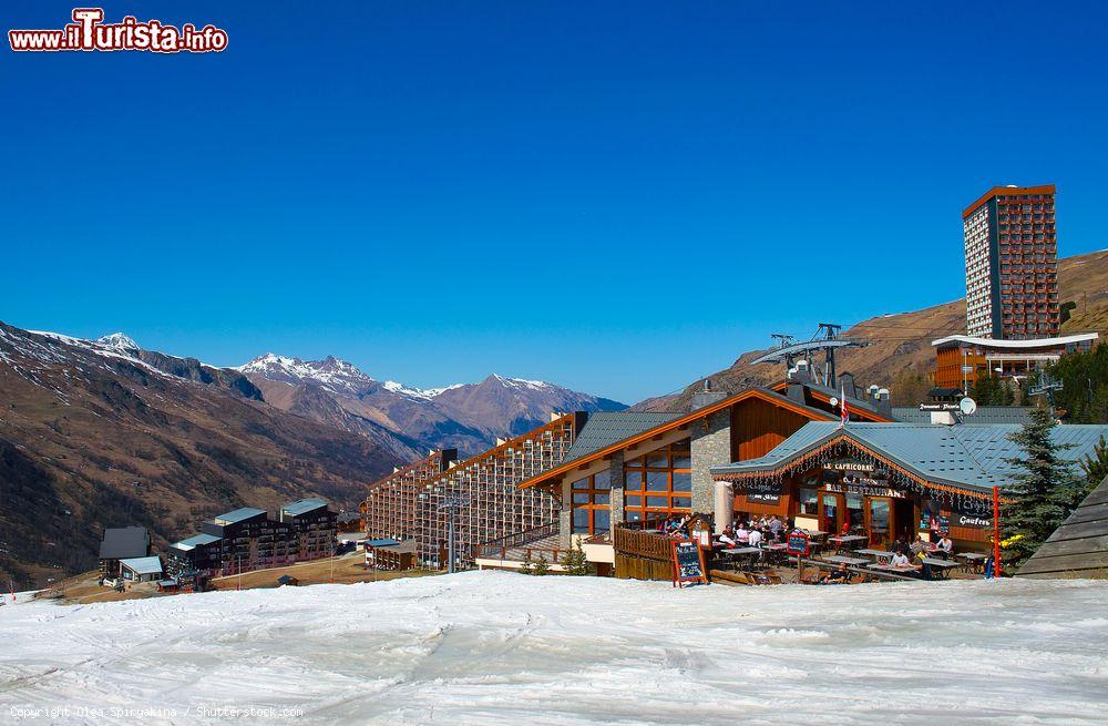 Immagine Il ristorante Le Capricorn e il complesso di appartamenti Belleville Caron nel villaggio sciistico Les Menuires, Francia. Siamo nel Rodano-Alpi a 1800 metri di altitudine - © Olga Spiryakina / Shutterstock.com