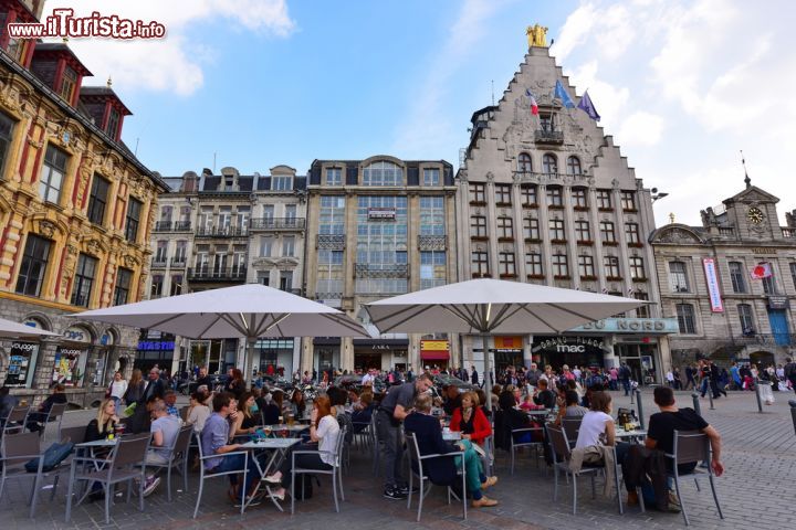 Immagine Ristorante a Lille vicino a La Vieille Bourse, Francia. Seduti a uno dei suoi tavolini all'aperto, nella centralissima Grand Place, si può gustare la tipica gastronomia francese ammirando la Vecchia Borsa, simbolo di Lille classsificato dal governo come monumento storico nel 1921- © Jordan Tan / Shutterstock.com