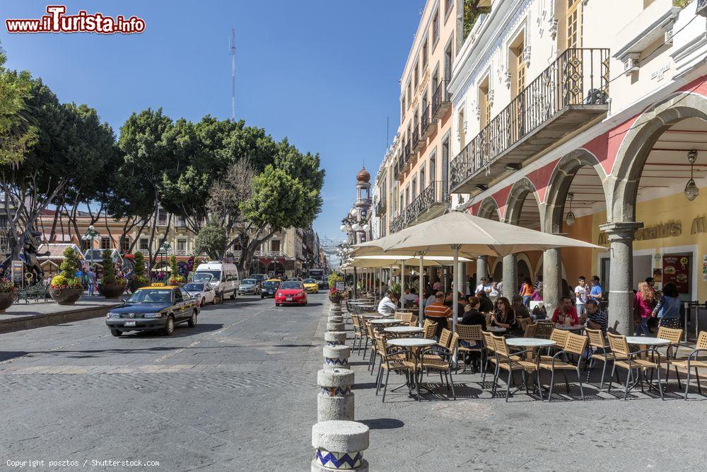 Immagine Ristoranti all'aperto in una strada del centro di Puebla, Messico - © posztos / Shutterstock.com