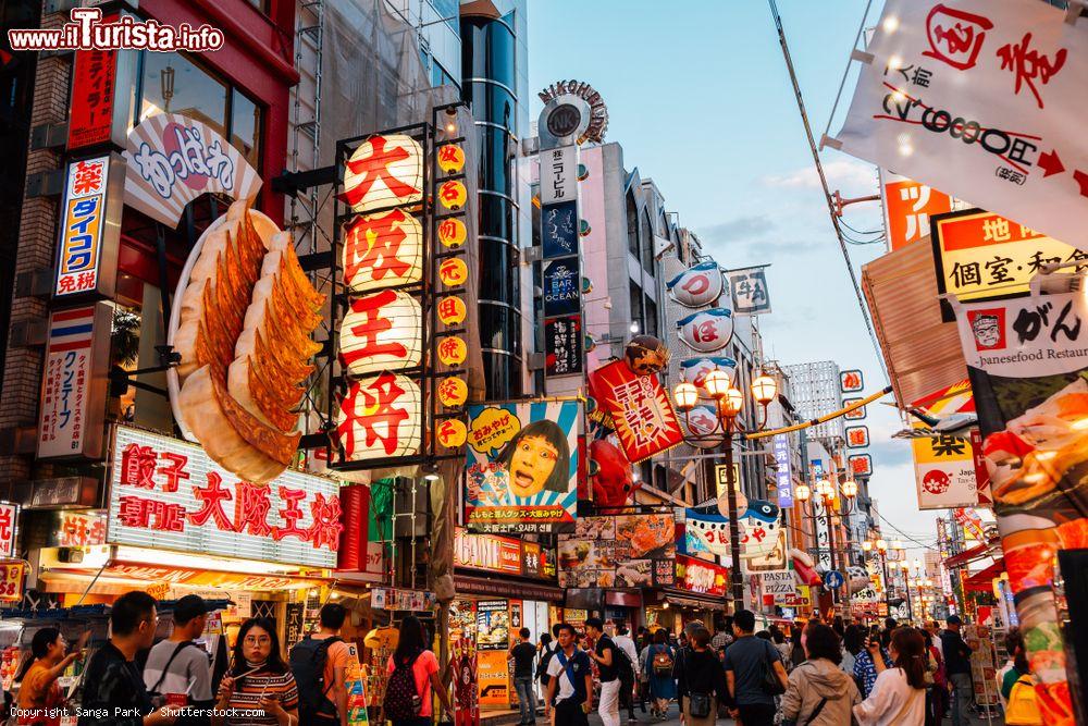 Immagine Ristoranti e fast food a Dotonbori, Osaka, Giappone. Dotonbori è un'area commerciale e turistica nella zona di Namba © Sanga Park / Shutterstock.com