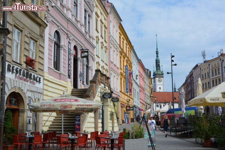 Immagine Ristoranti e negozi nel centro storico di Olomouc, Repubblica Ceca. Moderna cittadina della Moravia, Olomouc era in antichità uno dei luoghi più conosciuti della Via dell'Ambra che da San Pietroburgo arrivava a Venezia.