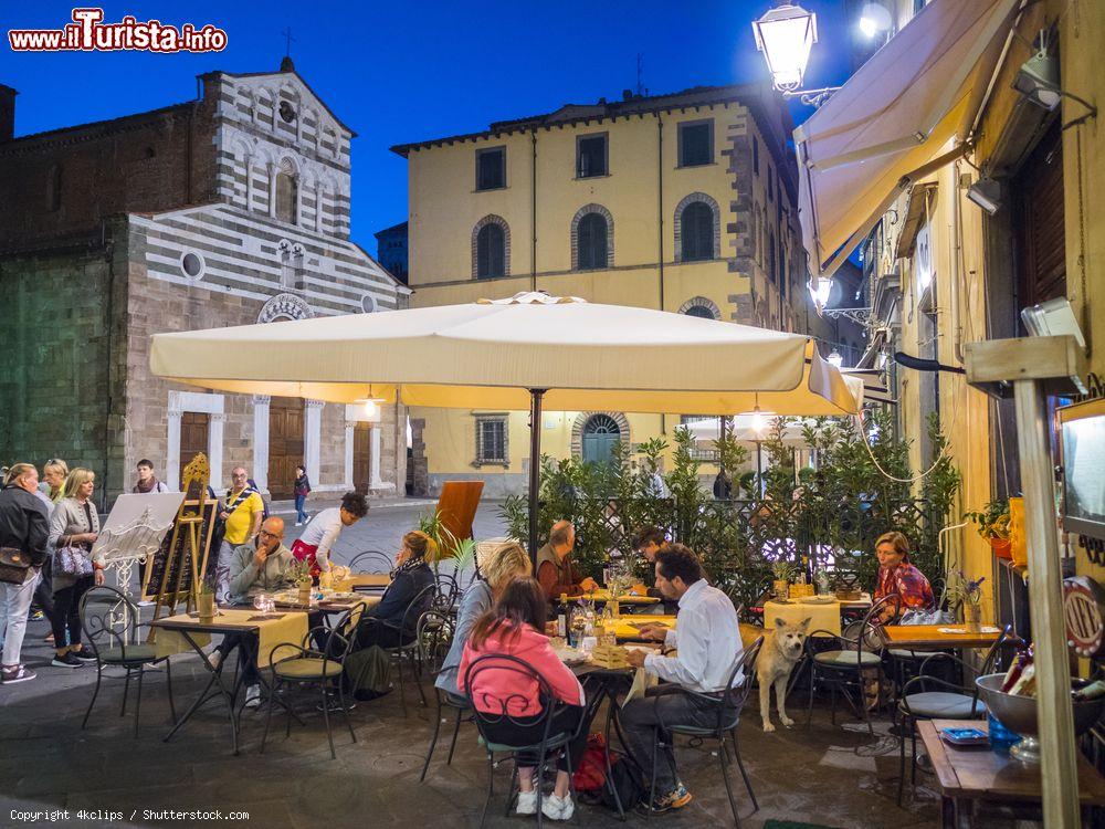 Immagine Ristoranti in una strada del centro storico di Lucca, Toscana - © 4kclips / Shutterstock.com